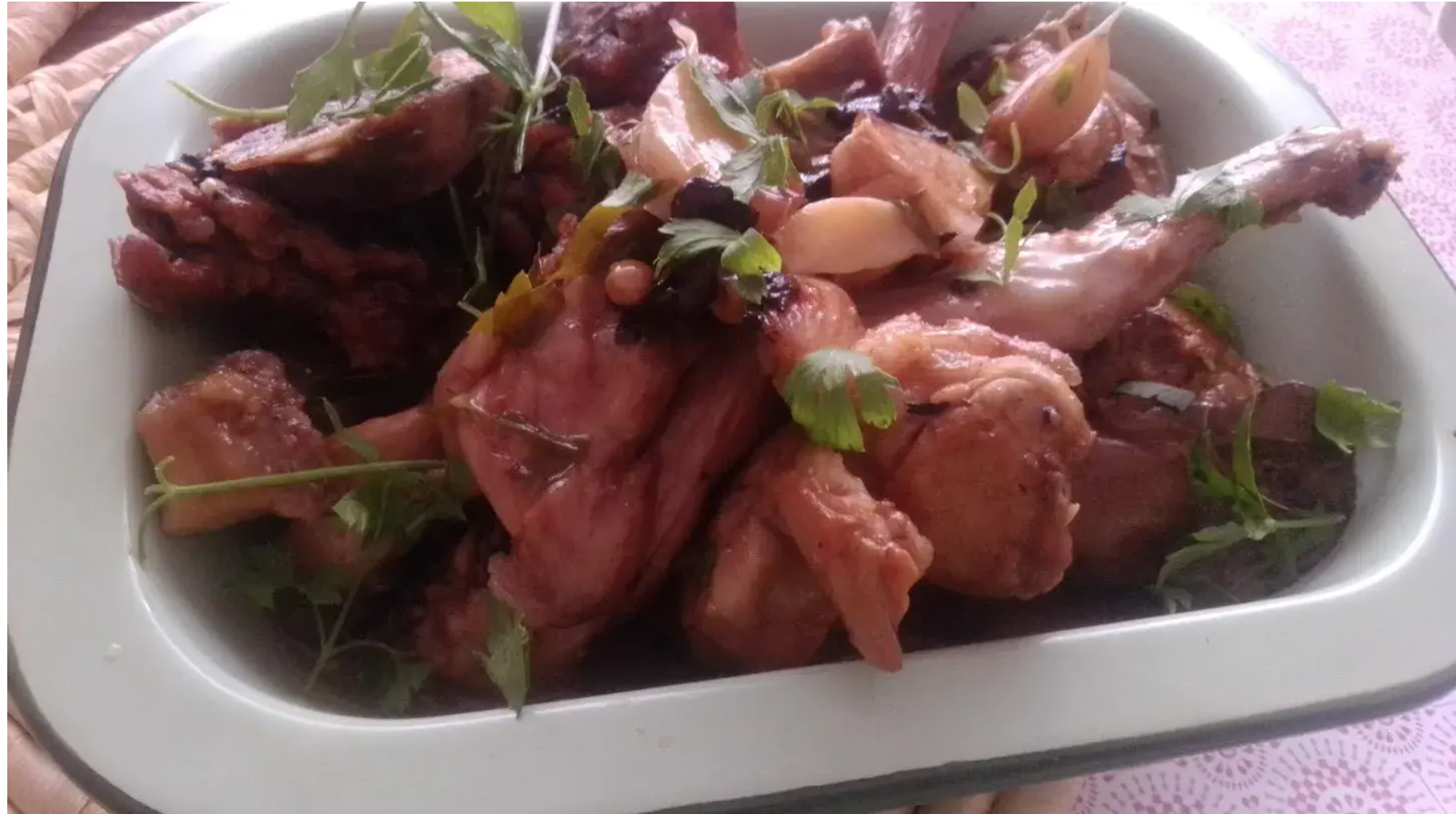 Ensalada de lechuga con cebolla y tomate con conejo al ajillo.